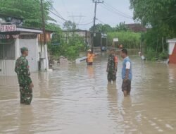 Koramil 0815/08 Dawarblandong Terjunkan Personel Pantau Banjir Akibat Luapan Kali Lamong