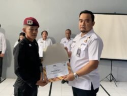 Rutan Kelas IIA Ambon Berikan Penghargaan Pada Pegawai Teladan, Dengan Memberikan Penghargaan