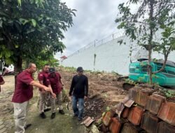 Ciptakan Lingkungan Bersih, Kalapas Narkotika Kelas IIA Bandar Lampung Pimpin Aksi Bersih-Bersih Area Blok Hunian Dan Sekitar Lapas