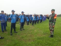 Babinsa Koramil 0815/11 Tanamkan Nilai Disiplin Lewat Pelatihan PBB di SMPN 2 Pungging