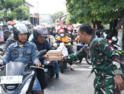 Aksi Berbagi Jumat Berkah, Sedekah Prajurit Kodim 0815 Sapa Warga Kota Mojokerto