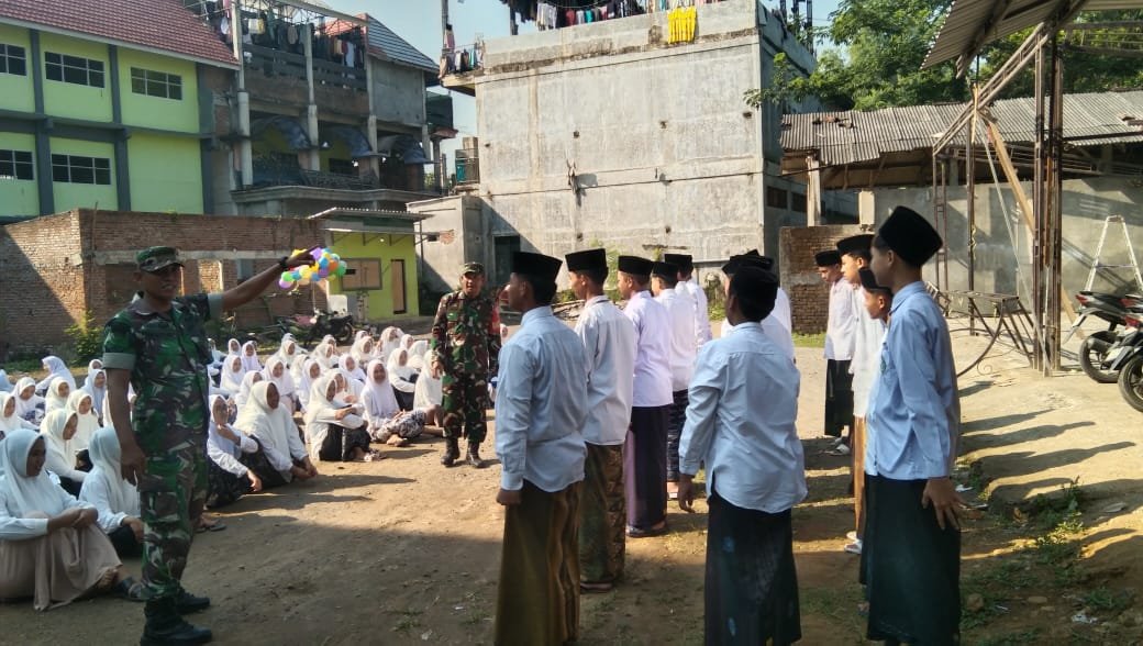 Babinsa Koramil 0815/15 Jatirejo Tanamkan Nilai Kedisiplinan dan Wasbang di Sekolah