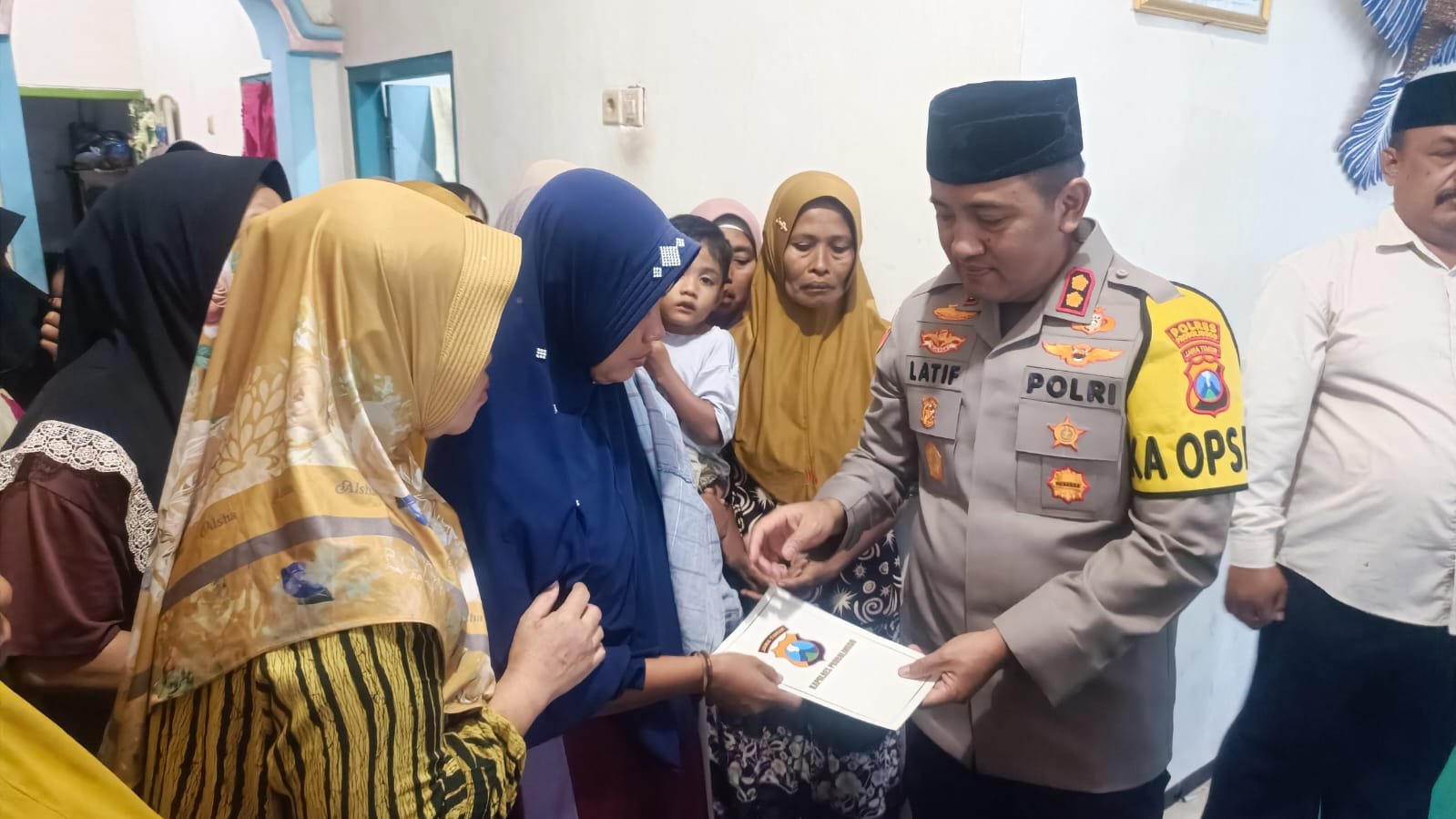 Kapolres Probolinggo Sambangi Rumah Duka Sampaikan Bela Sungkawa pada Keluarga Korban Penembakan di Papua