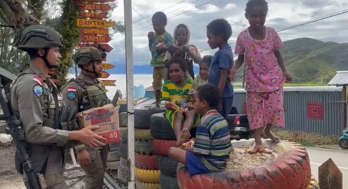 Satgas Ops Damai Cartenz Tebar Kepedulian dan Kebahagiaan di Paniai dan Intan Jaya