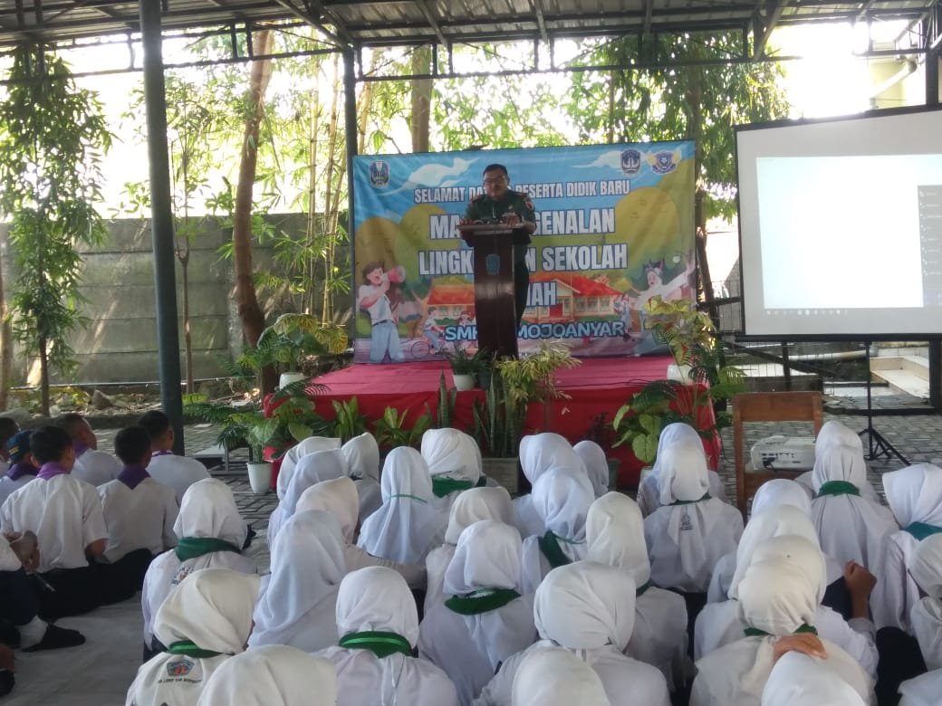 SMKN 1 Mojoanyar Terima Materi Wasbang, Danramil 0815/10 Bangsal : Pentingnya Memahami 4 Pilar Kebangsaan