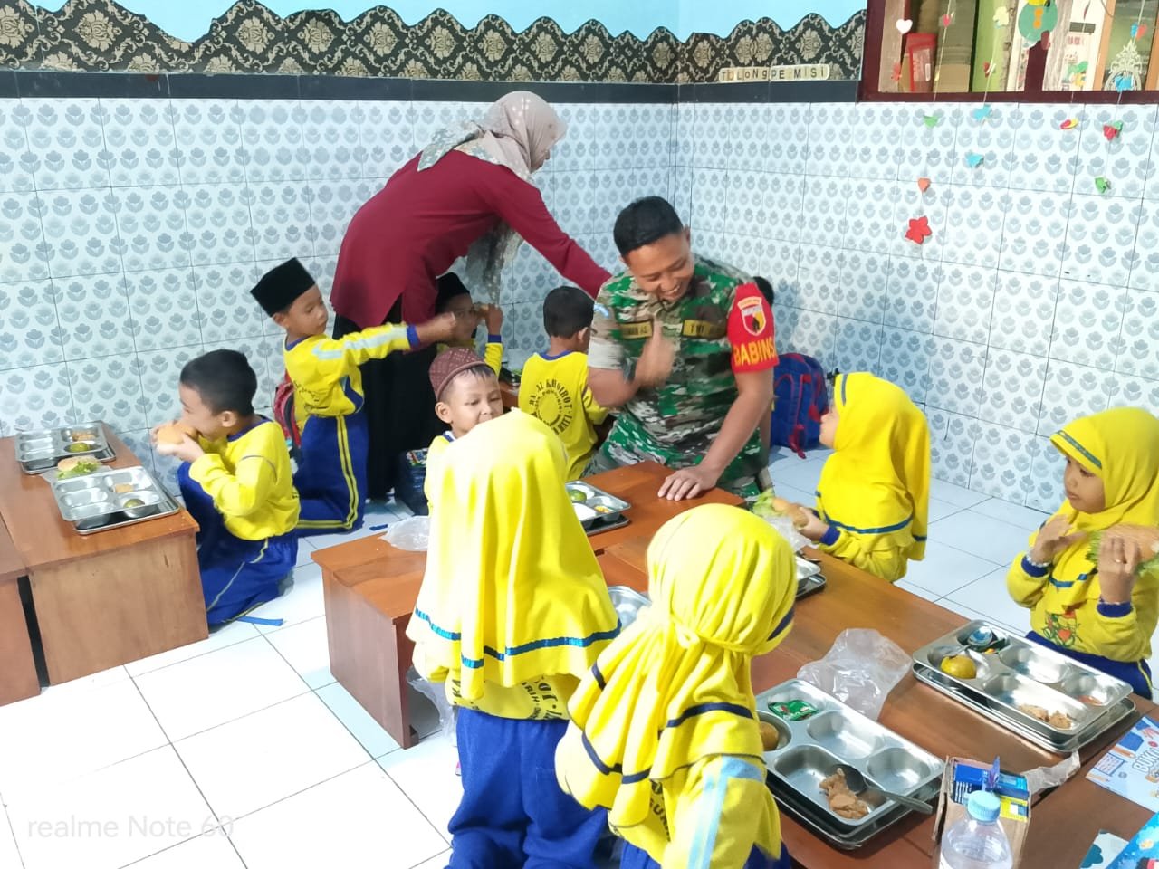 Kebersamaan Babinsa dan Siswa TK Warnai Kegiatan Makan Bergizi Gratis di Sumolawang