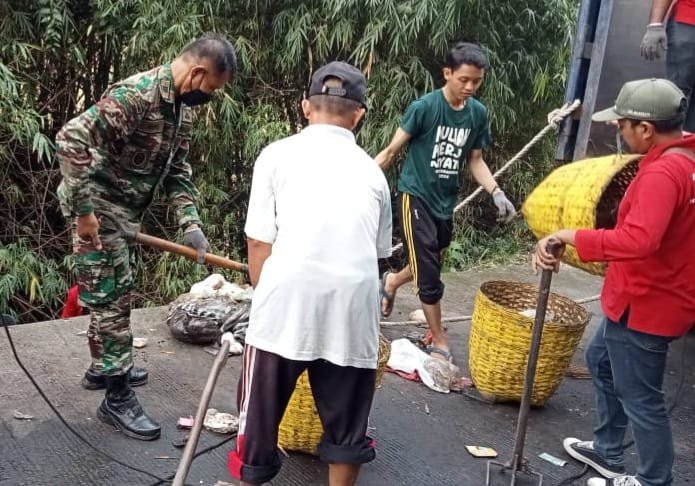 Danramil 0815/16 Pacet bersama Forkopimca Pimpin Aksi Pembersihan Sampah Liar di Sepanjang Jalur Pacet-Trawas
