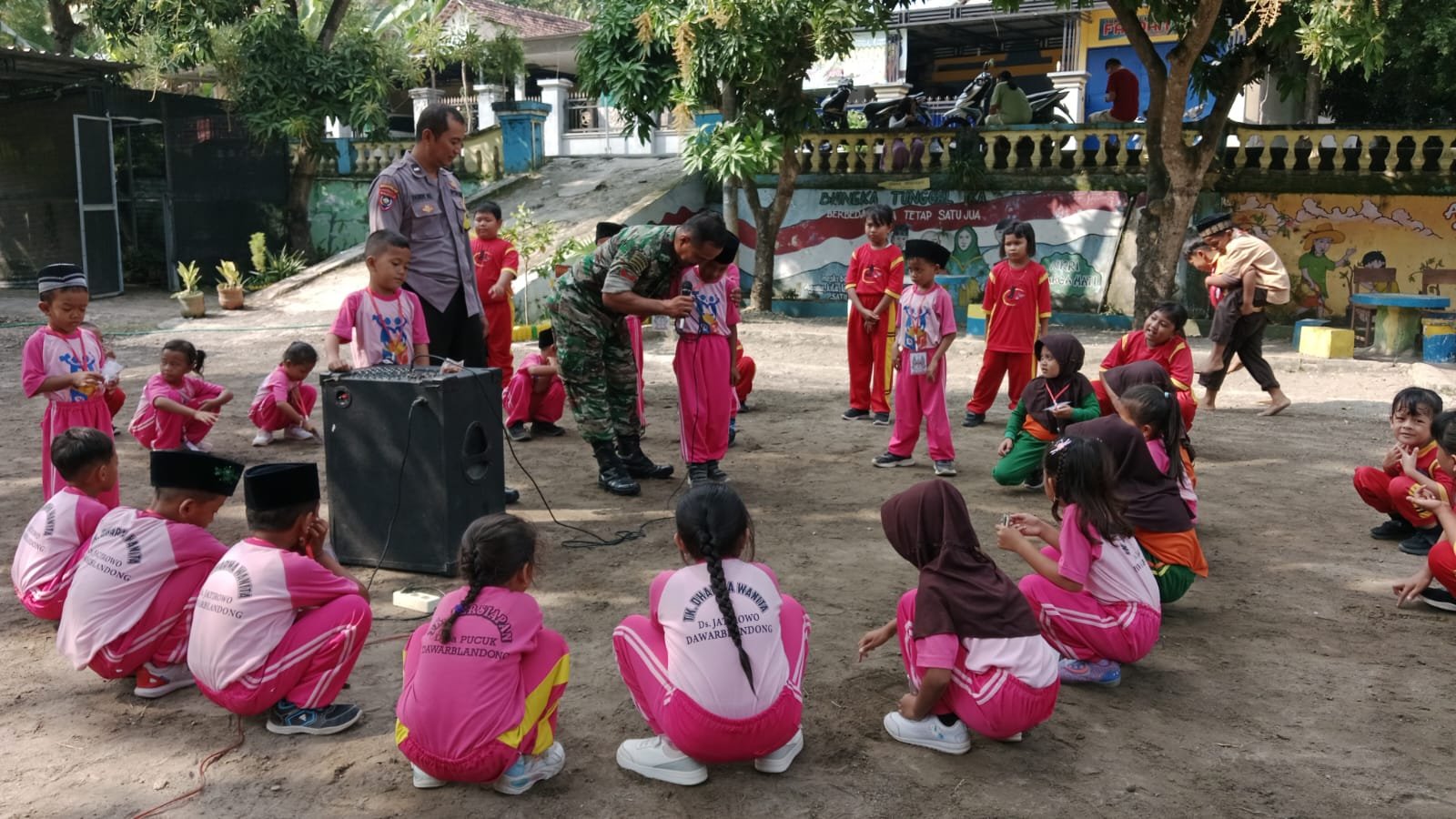 Koramil 0815/08 Dawarblandong Edukasi Siswa Lewat Pendekatan Komunikatif