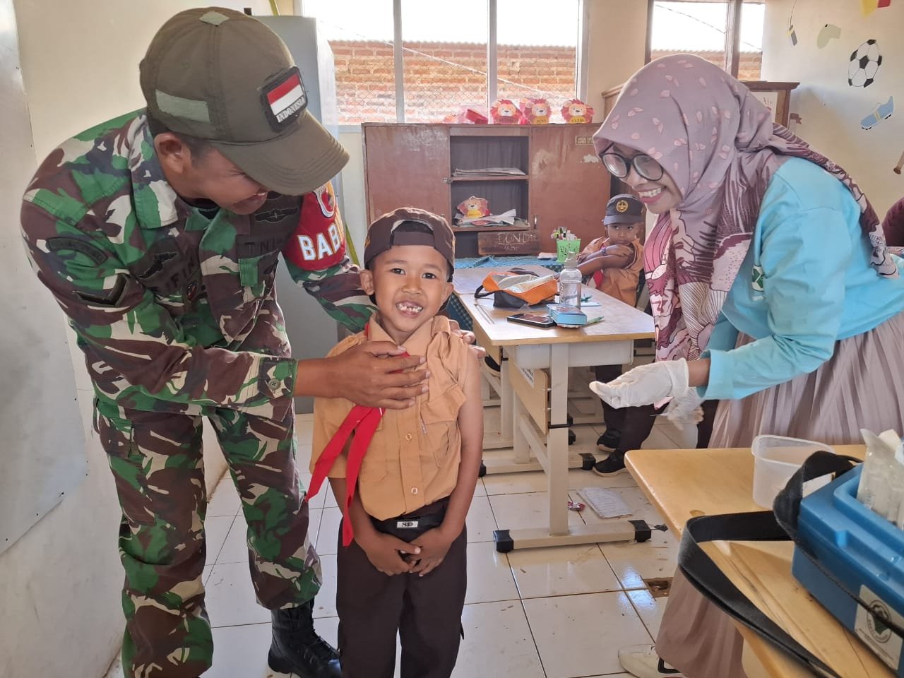 Babinsa Koramil 0815/15 Jatirejo Dampingi Imunisasi Anak Sekolah di Dua Sekolah Dasar