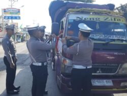 Mejelang Hari Kemerdekaan, Satlantas Polres Tanggamus Bagikan 100 Bendera Merah Putih di Rest Area Gisting, Wujudkan Semangat Nasionalisme