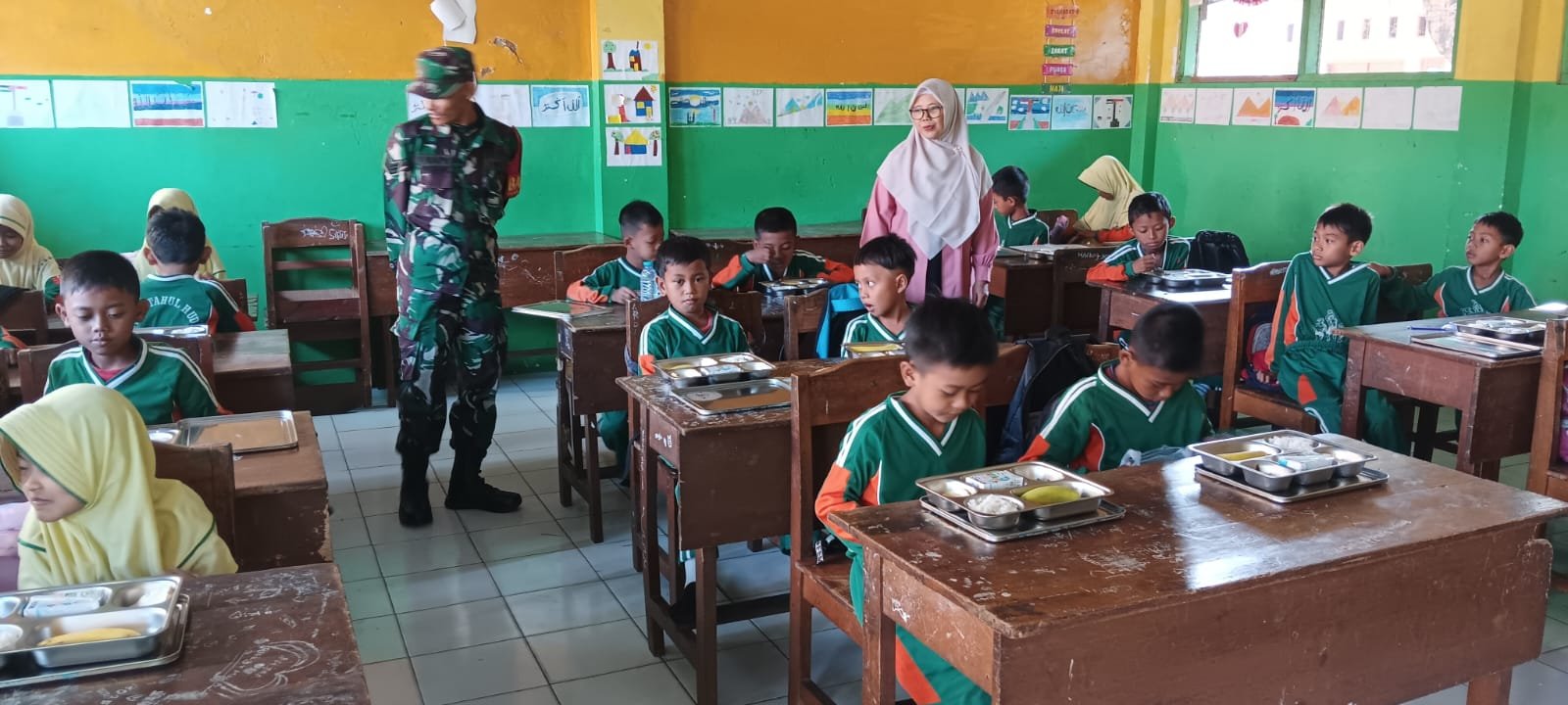 Babinsa Koramil 0815/04 Puri Kawal Program Makan Bergizi Gratis untuk 3.300 Siswa