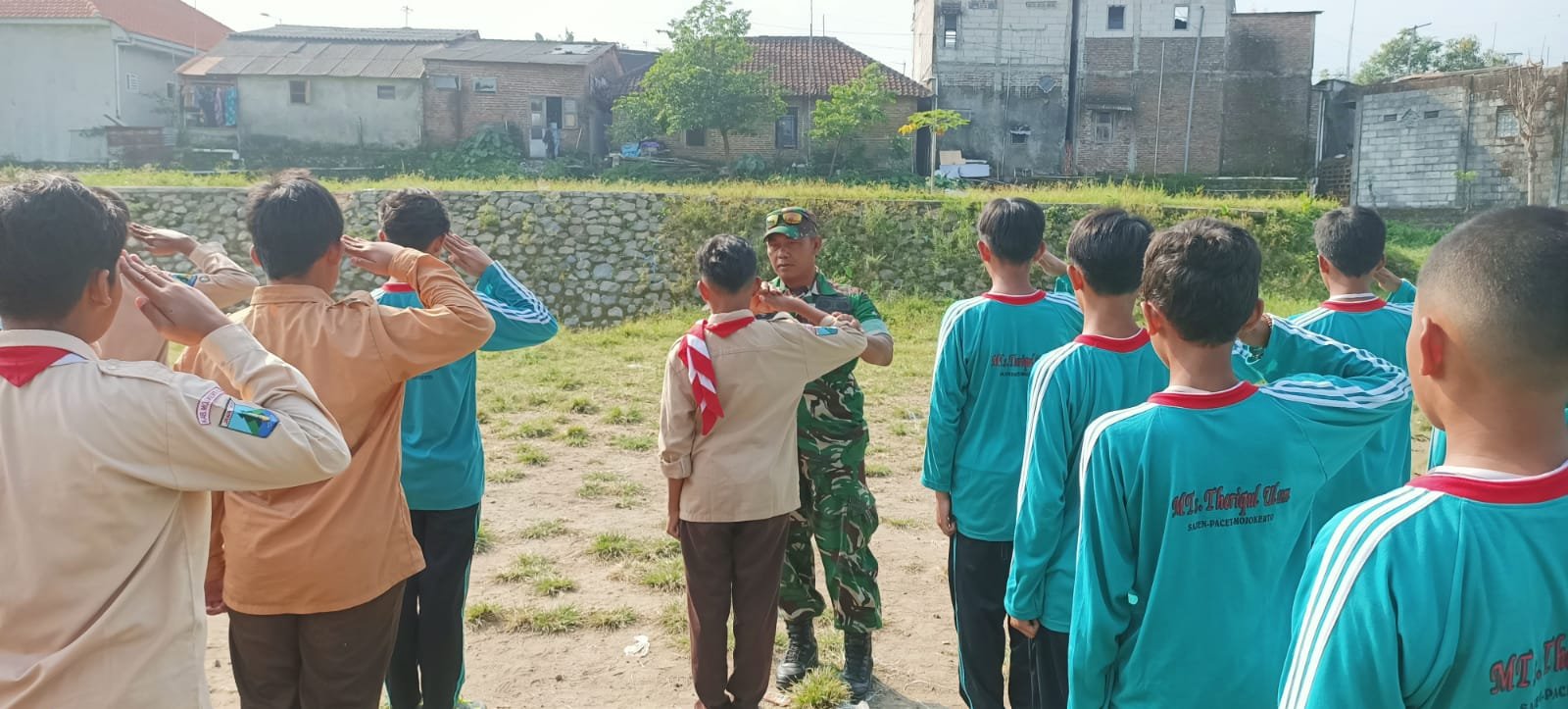 Sambut HUT ke-80 RI, Babinsa Koramil 0815/16 Pacet Latih PBB Santri dan Siswa SMK Thoriqul Ulum