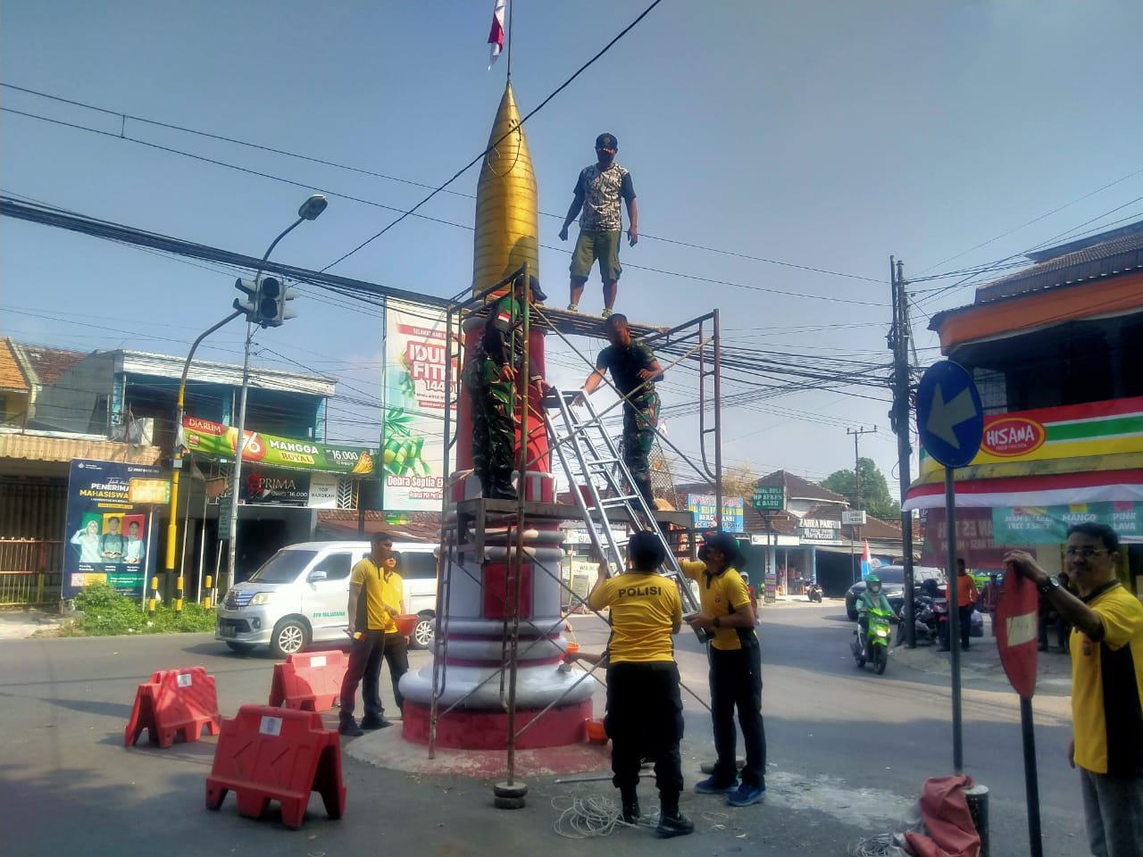 Pengecatan Tugu Perjuangan, Wujud Sinergi Sambut Hari Kemerdekaan di Dlanggu – Mojokerto