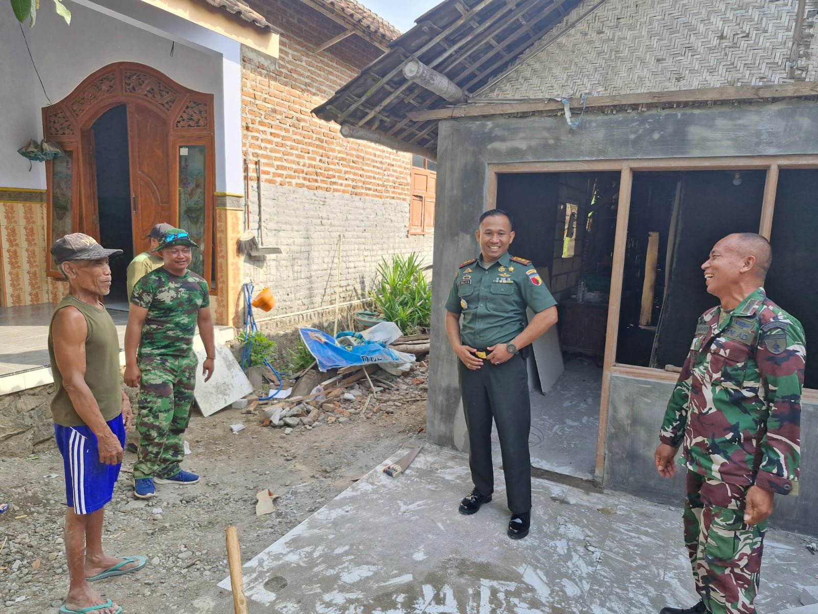 Tinjau Rutilahu, Dandim 0815/Mojokerto Hadirkan Senyum di Rumah Mbah Riadi