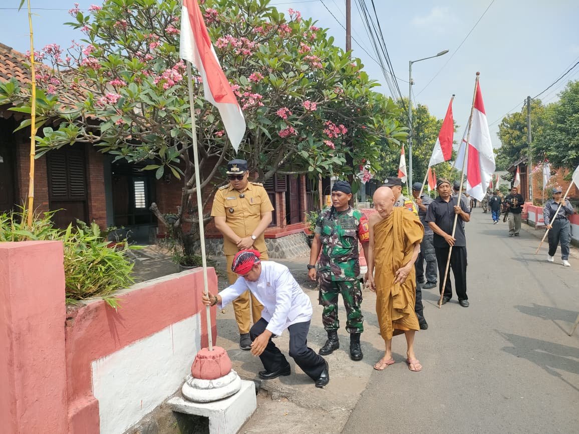 Tiga Pilar Desa Bersama Tokoh Lintas Sektor Kibarkan Serentak Merah Putih di Desa Bejijong