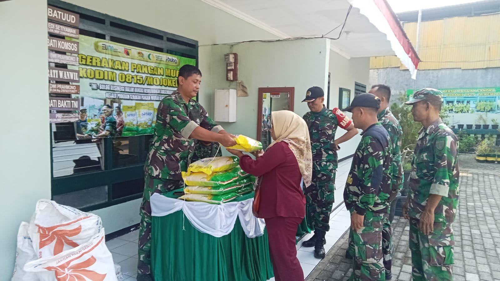 Kodim 0815/Mojokerto bersama Bulog Salurkan 4 Ton Beras SPHP Lewat Gerakan Pangan Murah