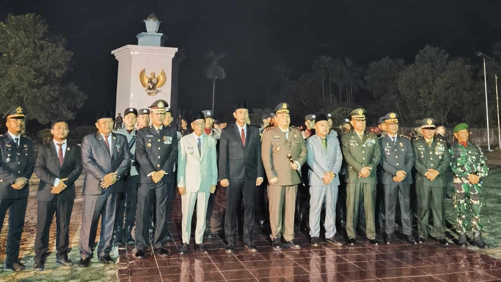 Bupati Batang Hari Ikuti Pelaksaan Apel Kehormatan dan Renungan suci di Taman Makam Pahlawan Satria Bhakti