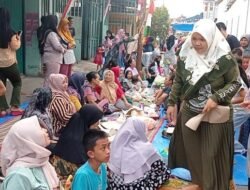 Syukuran HUT RI Warga Bumiagung, KotaAgung Pusat Kabupaten Tanggamus Gelar Makan Bersama Di Pinggir Jalan