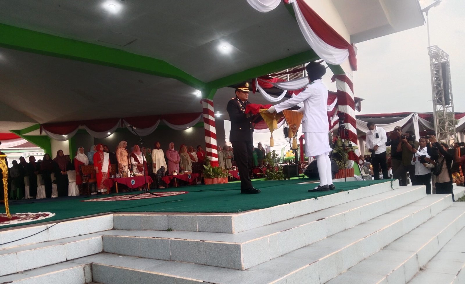 Bupati Batang Hari, Hadiri Pelaksanaan Upacara Penurunan Bendera HUT RI Ke-80