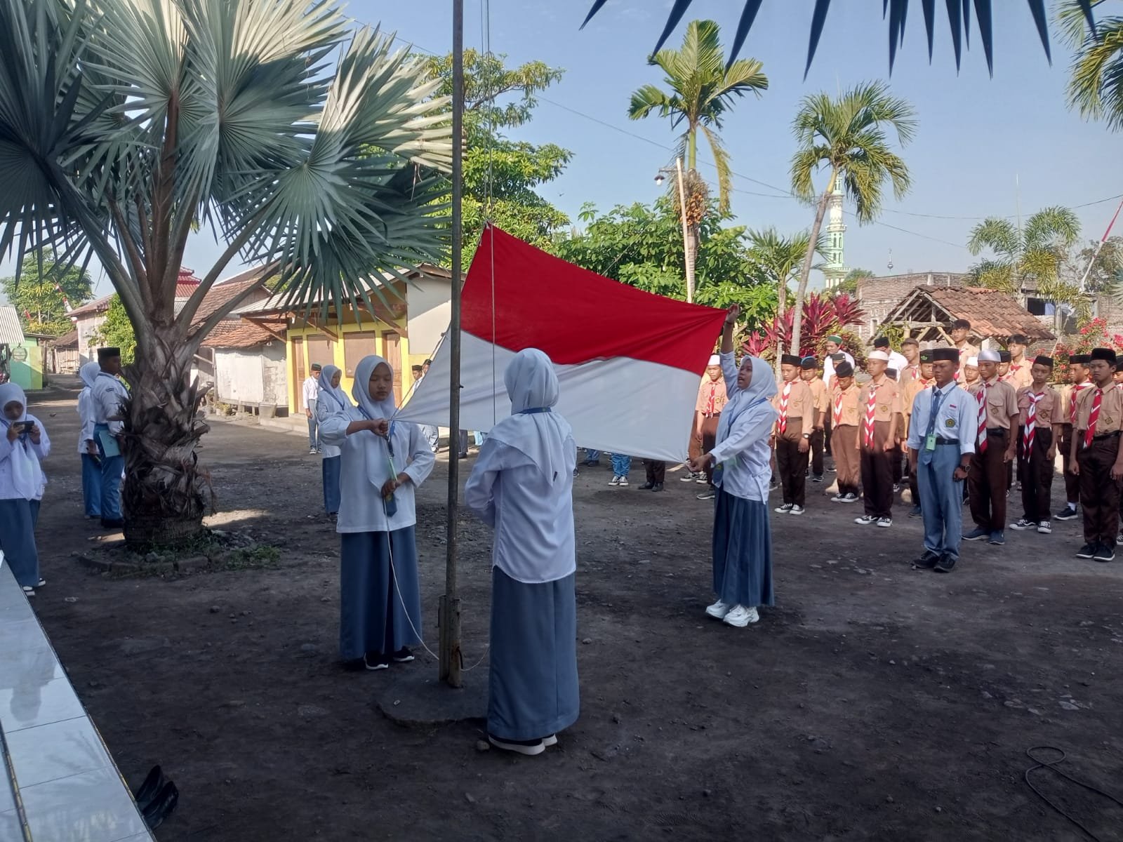 Ponpes Khomsani Nur Adakan Upacara Gabungan Memperingati HUT Kemerdekaan RI ke 80