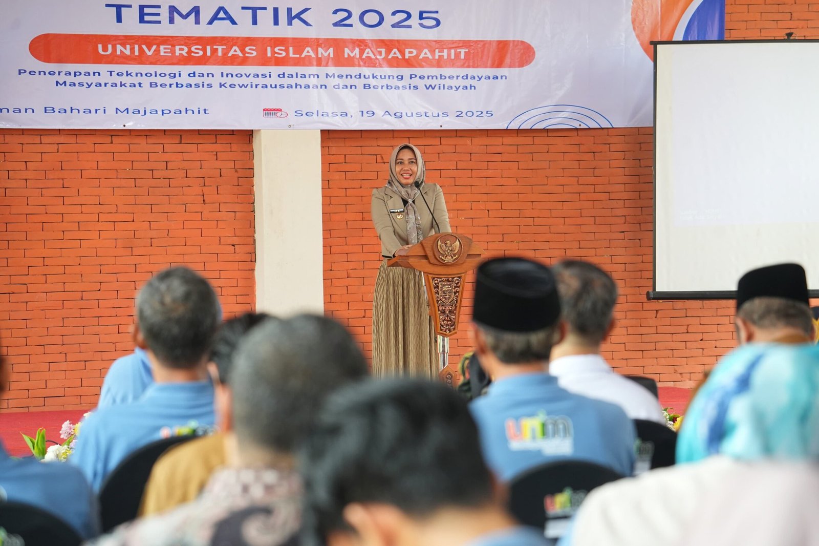 Kolaborasi Pentahelix, Ning Ita Dorong Mahasiswa KKN Berinovasi Atasi Kesehatan Lingkungan