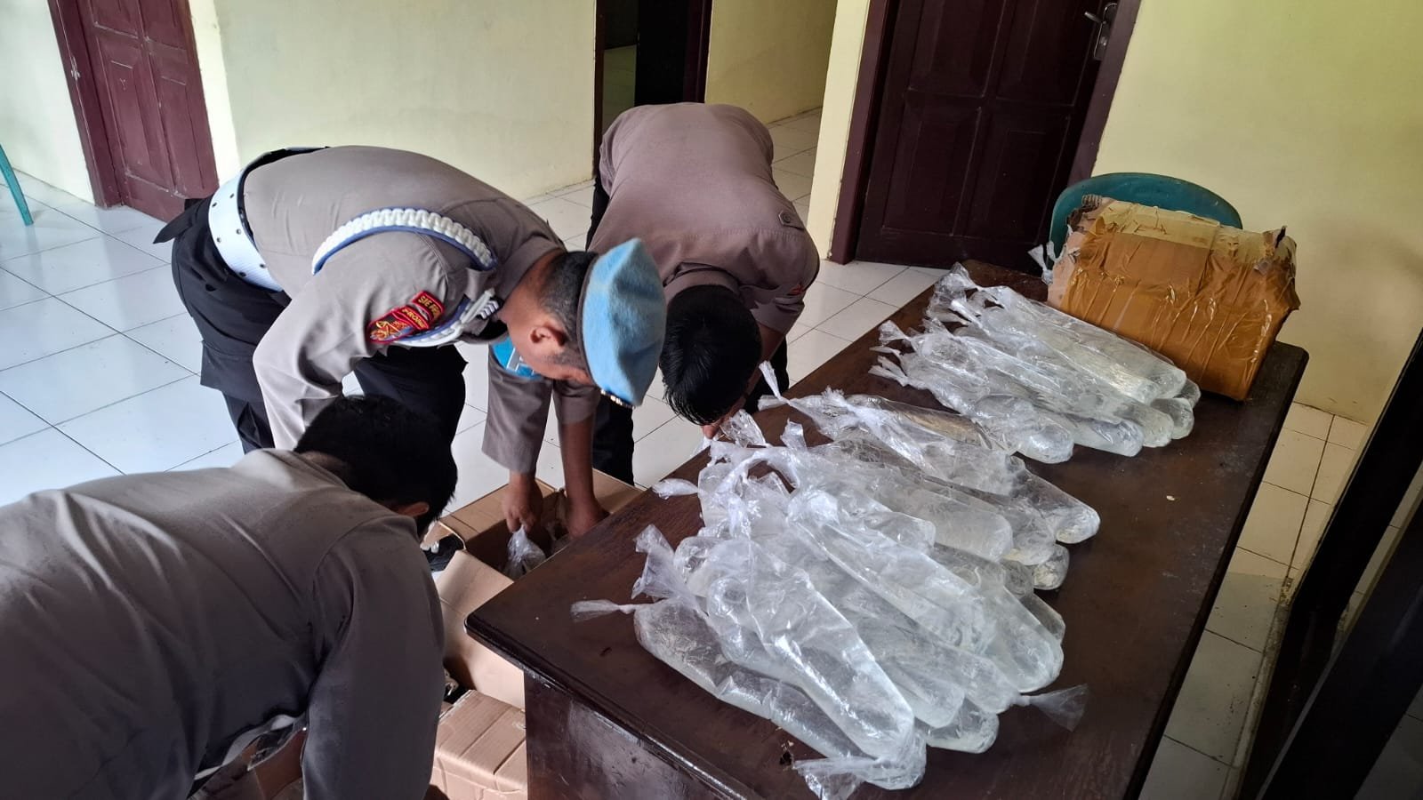 Kapolsek Bacan Timur Baru Menjabat Belum Sebulan Kembali Sita Ratusan Kantong Plastik Cap Tikus