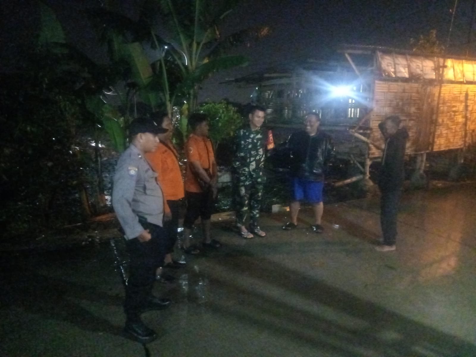 Anggota TNI dan BPBD Sigap Tangani Banjir Luapan di Kutorejo