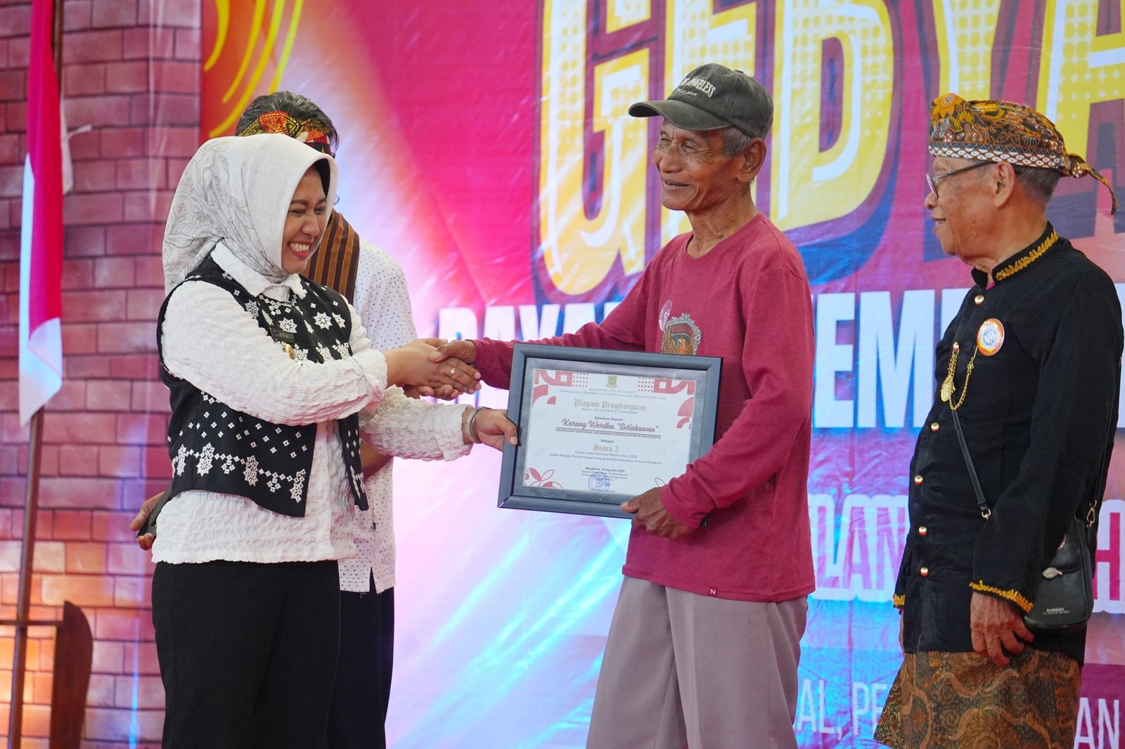 Semangat Tak Pernah Pensiun, Lansia Mojokerto Rayakan HUT ke-80 RI di GOR Seni Majapahit