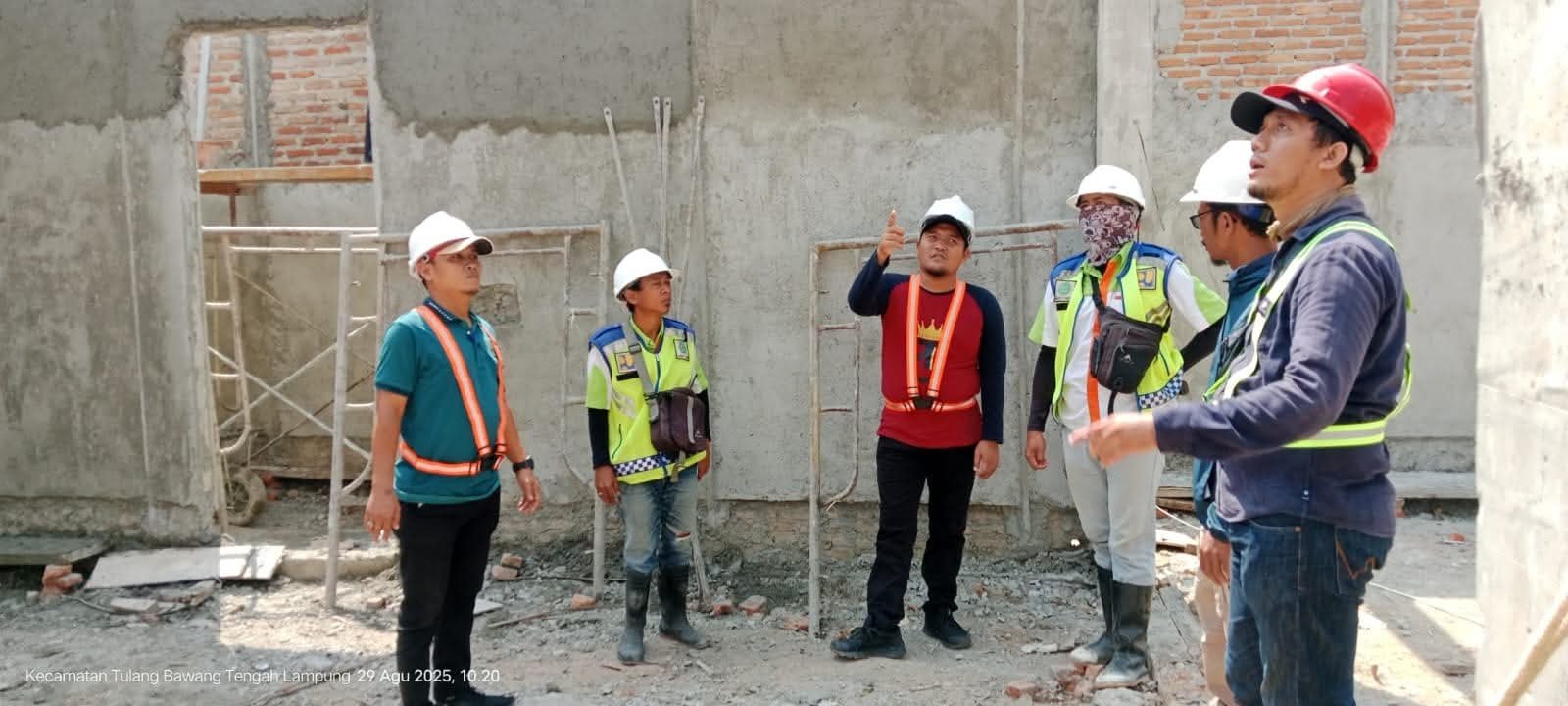 Tim dari pihak PUPR Tubaba memantau pembangunan kantor bersama