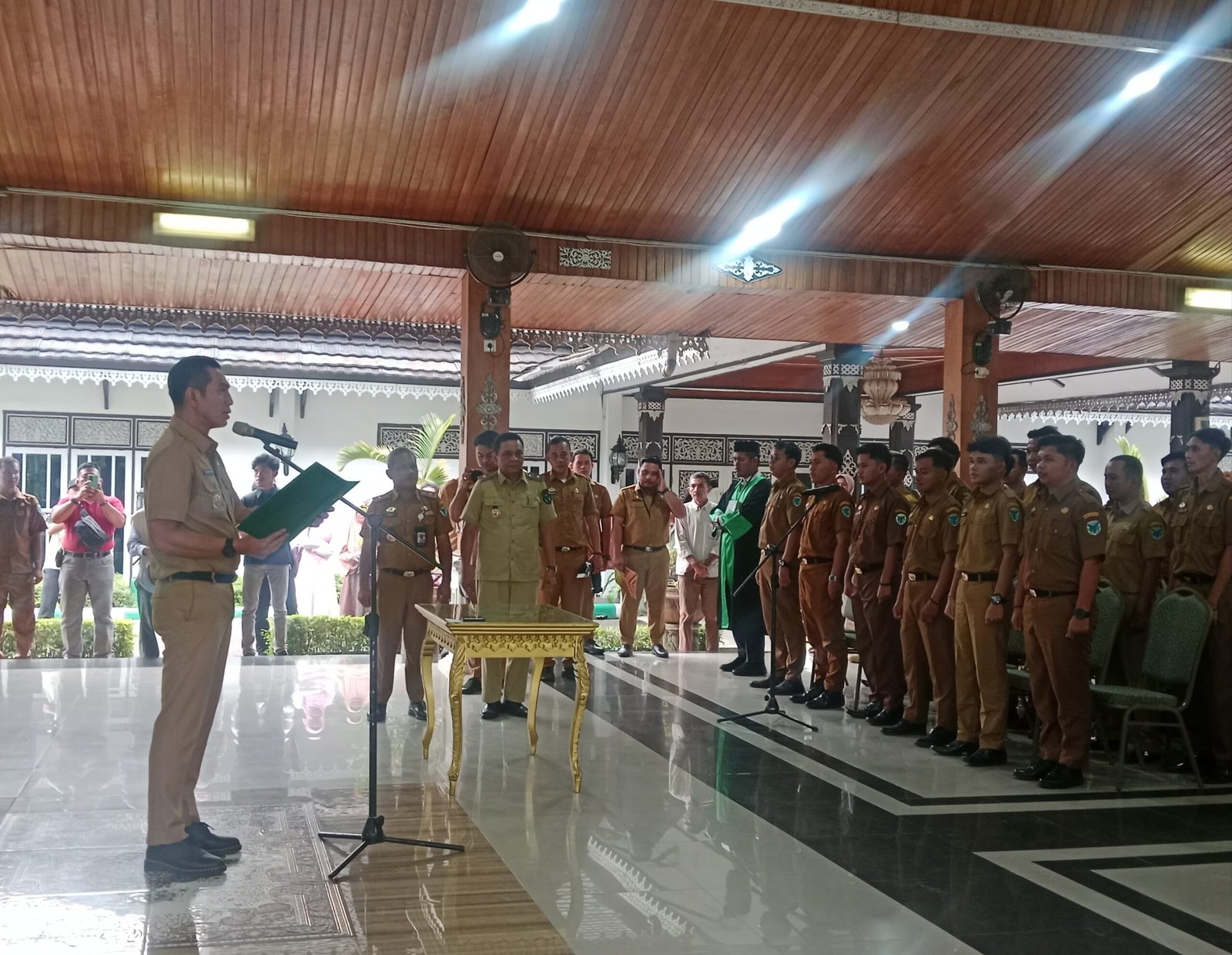 Bupati Batang Hari Melantik PPPK Tenaga Guru Tahap II di Lingkungan Kabupaten Batang Hari