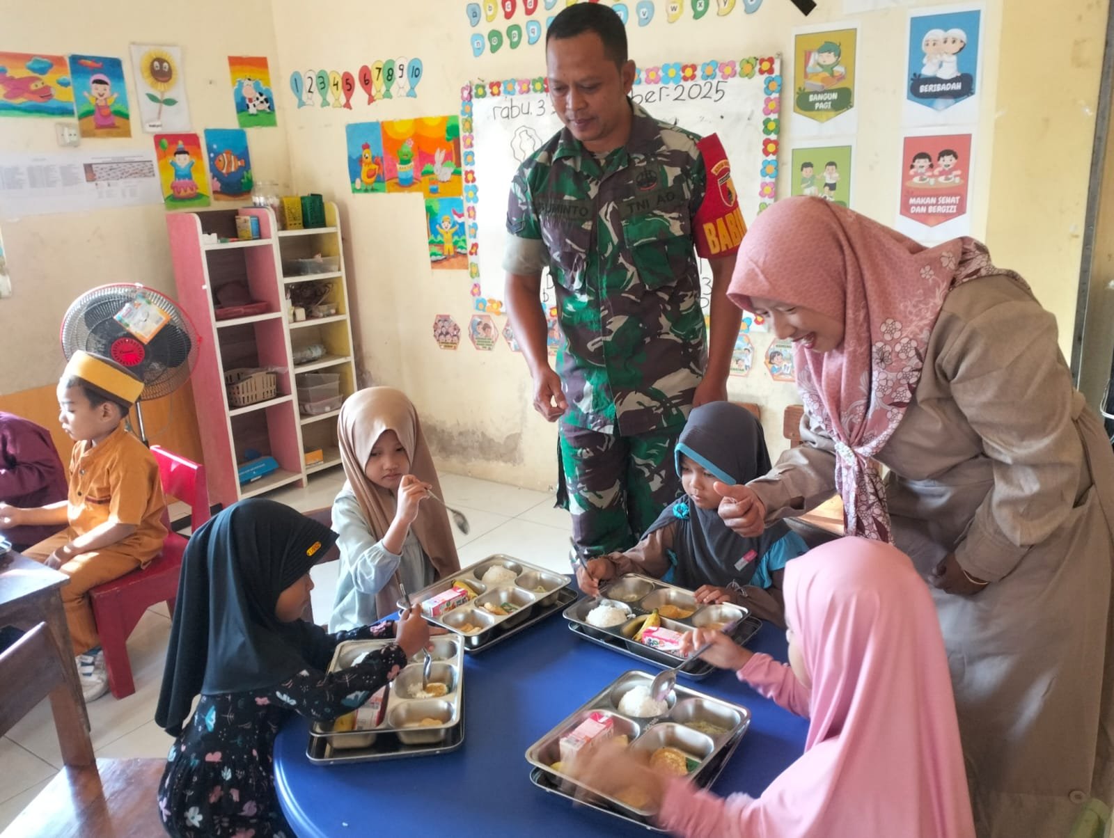 Babinsa Kauman Dampingi Distribusi MBG untuk Anak-Anak TK di Prajuritkulon