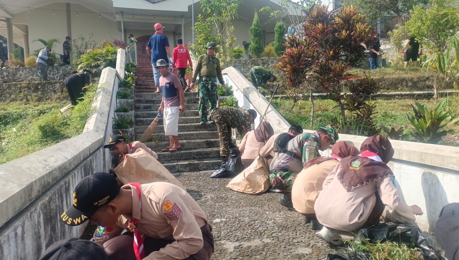 Wujudkan Kerukunan dan Kepedulian Sosial, Semangat Kebersamaan Warnai Karya Bakti Prima di Pacet