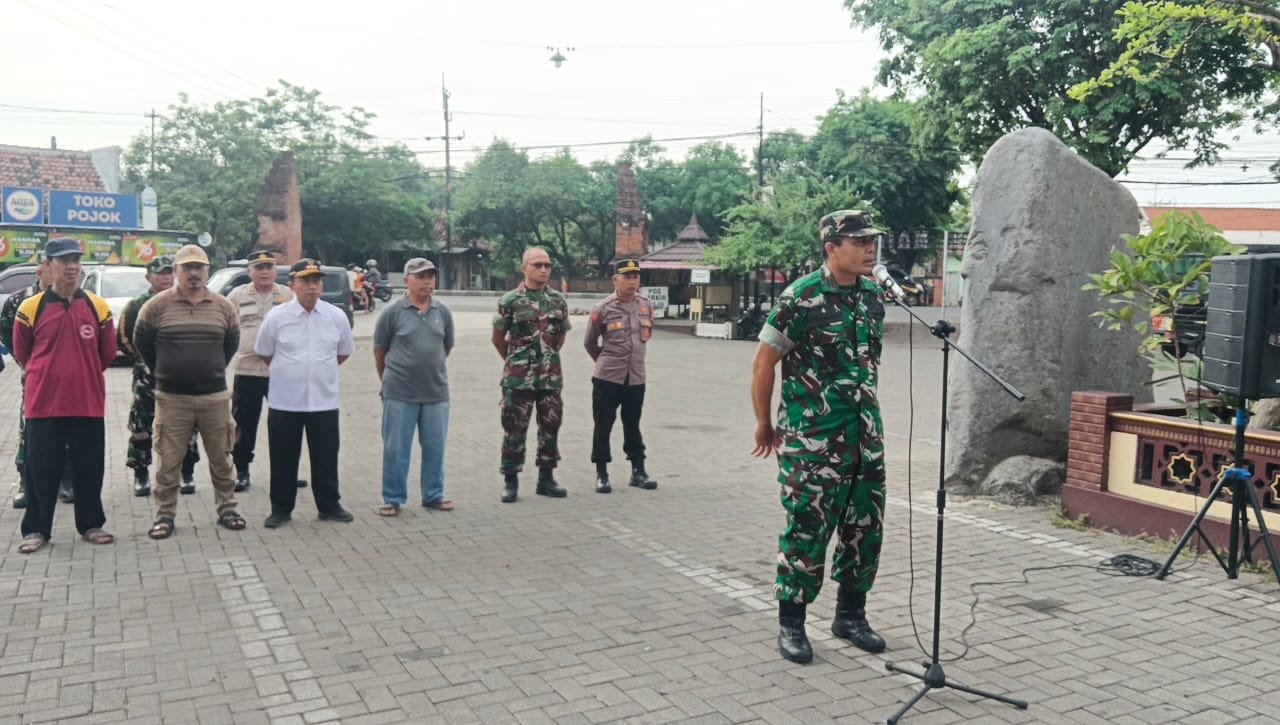 Karya Bakti Prima di Masjid Darul Muttaqin Trowulan, TNI dan Warga Bersatu Jaga Kebersihan Rumah Ibadah