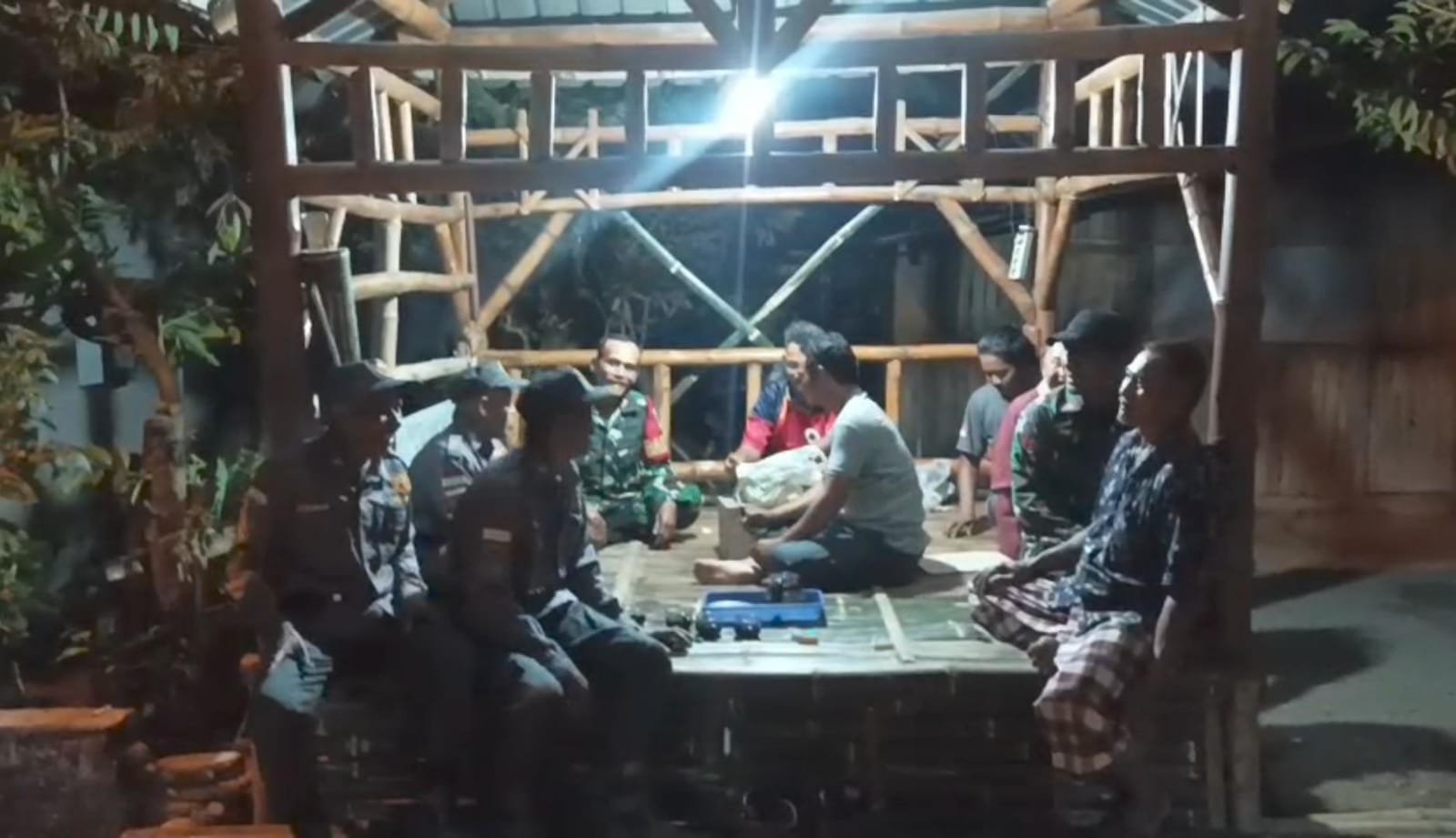 Siskamling Jadi Sarana Babinsa Jatirejo Bangun Kebersamaan dengan Warga