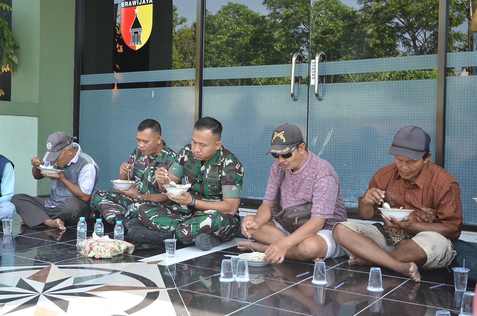 Hadirkan Senyum Puluhan Tukang Becak, Kodim 0815/Mojokerto Tebar Berkah Sedekah Prajurit
