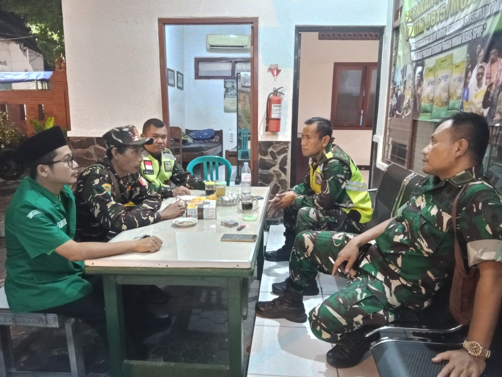 Koramil 0815/01 Prajuritkulon Gelar Komsos Bersama Ansor dan Banser