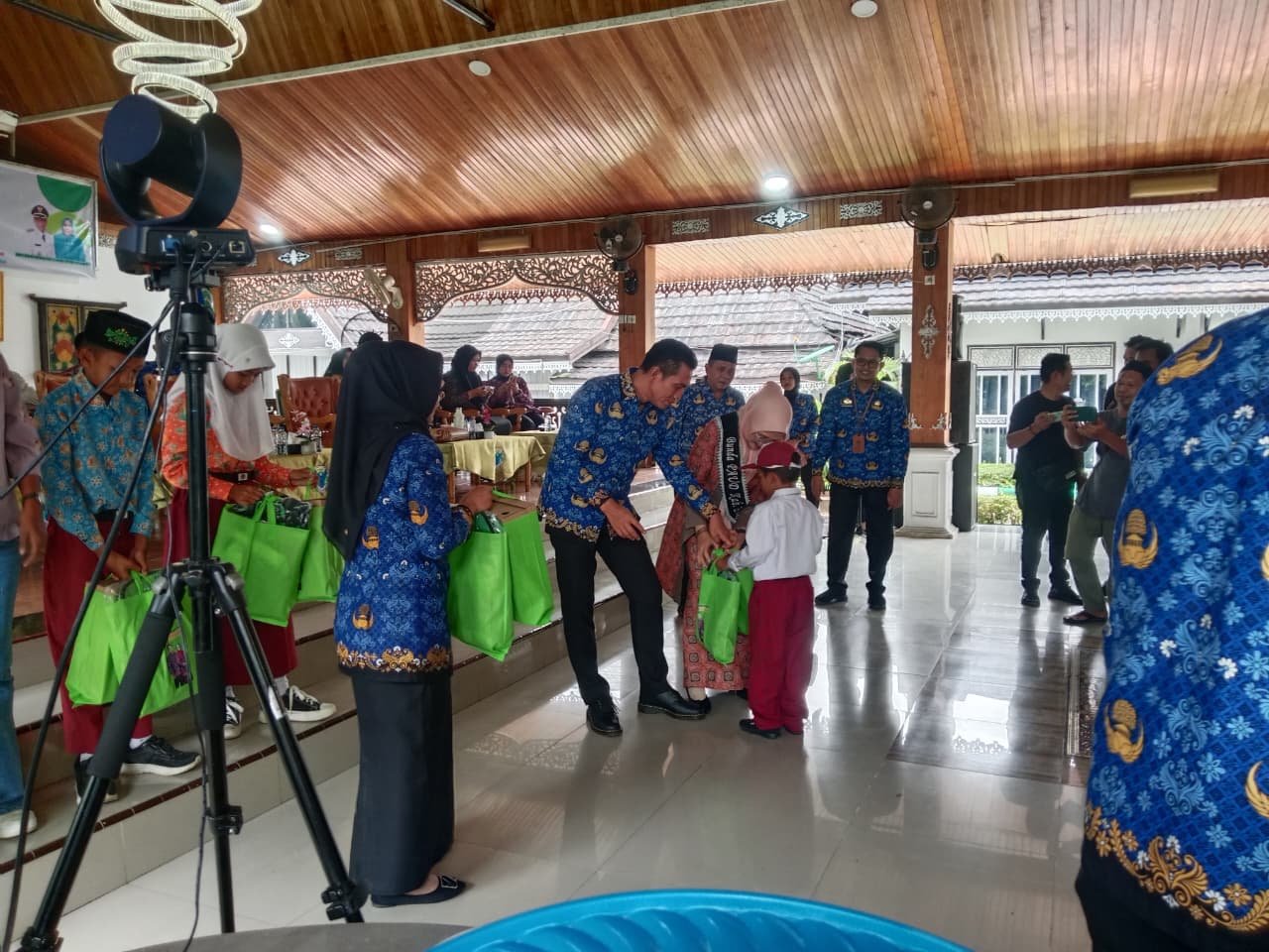 Bupati Batang Hari Serahkan Bantuan Seragam Sekolah untuk Siswa TK, SD dan SMP