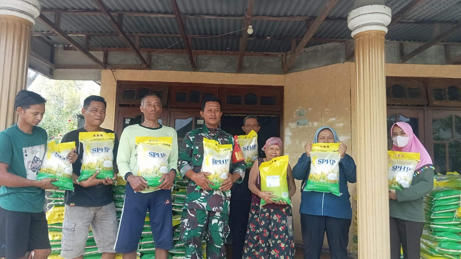 TNI-Bulog Bersinergi, Koramil 0815/06 Kemlagi Gelar Gerakan Pangan Murah