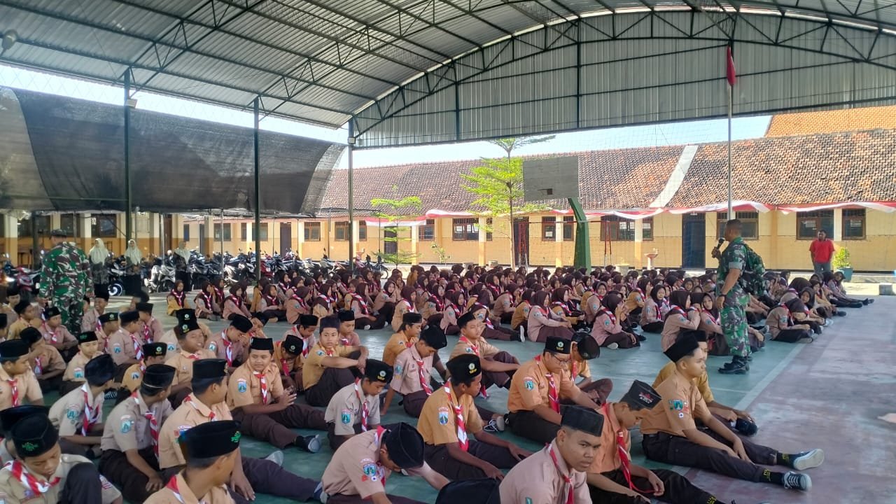 Babinsa Koramil 0815/07 Jetis Berikan Wawasan Kebangsaan di Mts Darul Ulum Ngabar