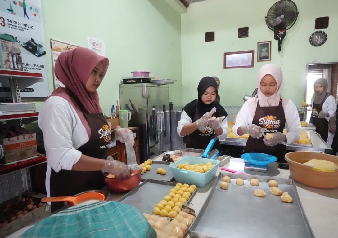 Dari Pakaian hingga Kudapan, Ning Ita Sambang Los Jahit dan Sigma Food