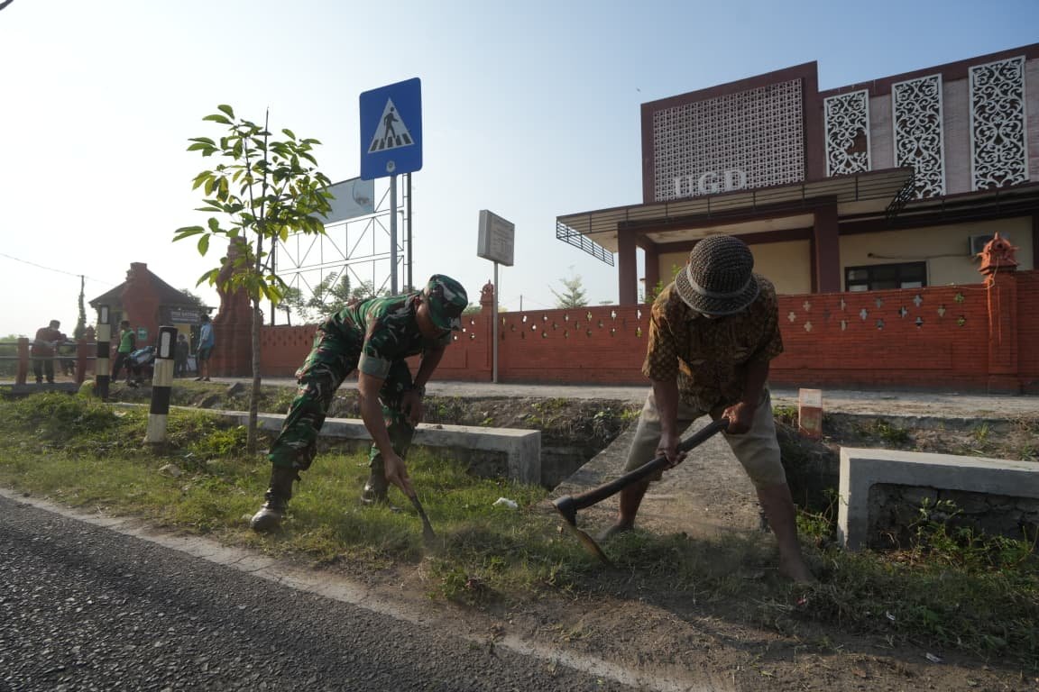 World Cleanup Day, Kodim 0815 Bareng Warga Kompak Gotong Royong Bersihkan Kota