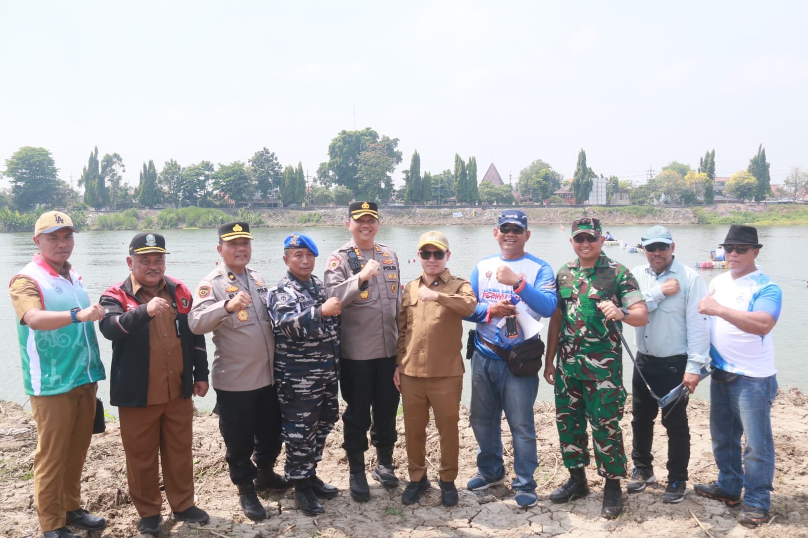 Sambut HUT TNI Ke-80, TNI AL – Pemkab Mojokerto Gelar Lomba Dayung Perahu Naga