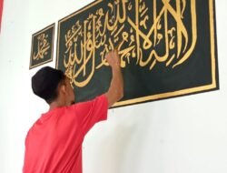 Warga Binaan Lapas Dharmasraya Asah Kreativitas Lewat Kegiatan Melukis Kaligrafi di Masjid