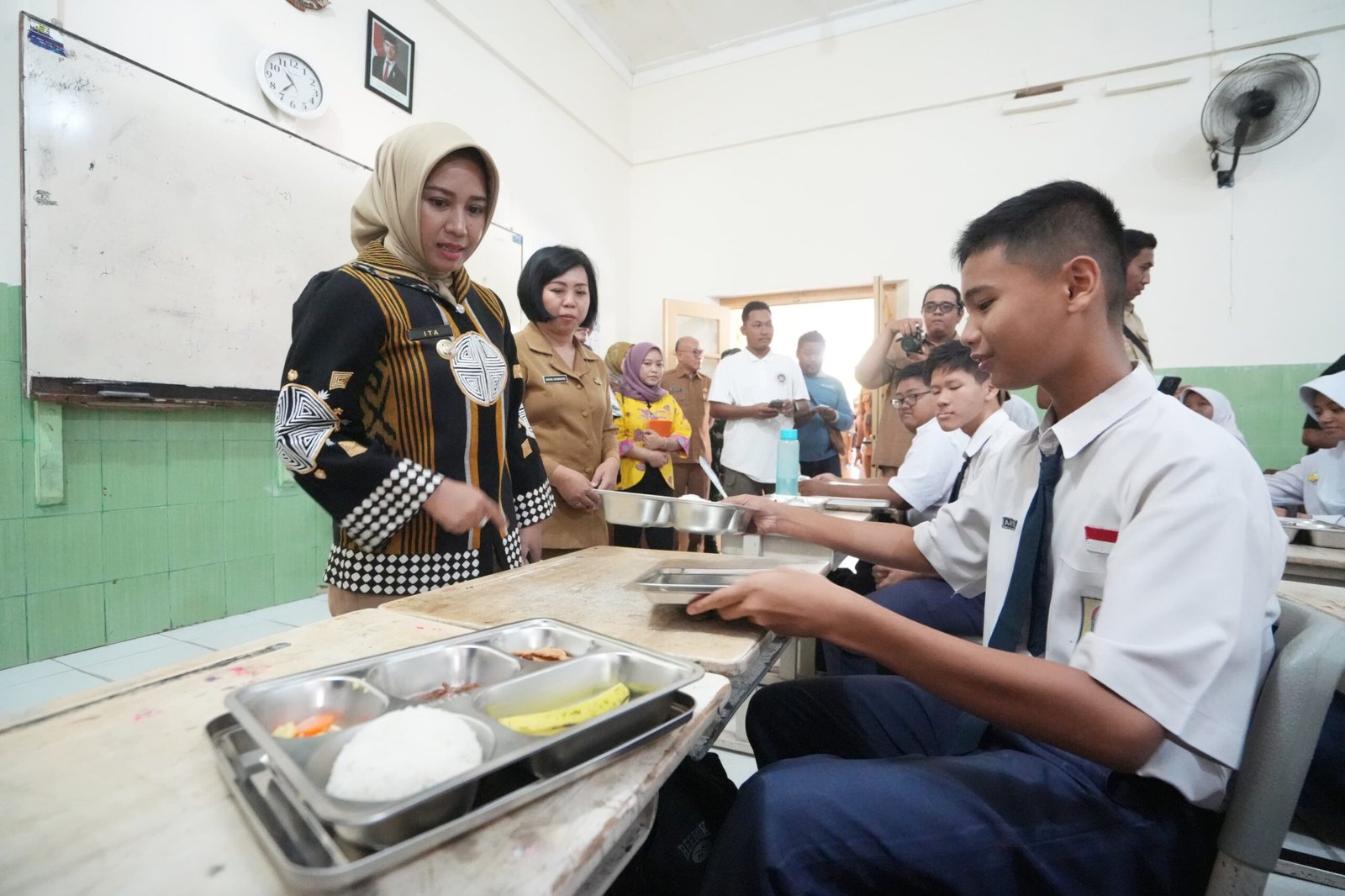 Pastikan Menu Fresh, Sehat, dan Tepat Waktu, Wali Kota Mojokerto Pantau Distribusi MBG di Sekolah