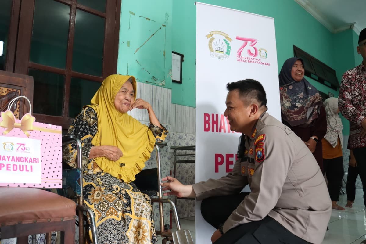 Beri Semangat dan Motivasi, Kapolres dan Ketua Bhayangkari Cabang Mojokerto Kota Gelar Bhakti Sosial Rumah Peduli Lansia
