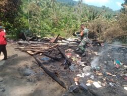 Sigap Anggota Koramil 424 -02/ Wonosobo Bantu Padamkan dan Bersihkan Sisa Puing Rumah Warga Pekon Sukajaya Akibat Konselting Arus Listrik