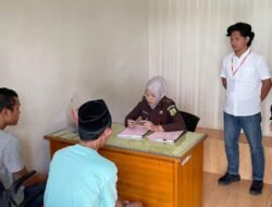 Polsek Wonosobo Limpahkan Tersangka Pencuri 4 HP Mahasiswa KKN ke Kejaksaan Negeri Tanggamus