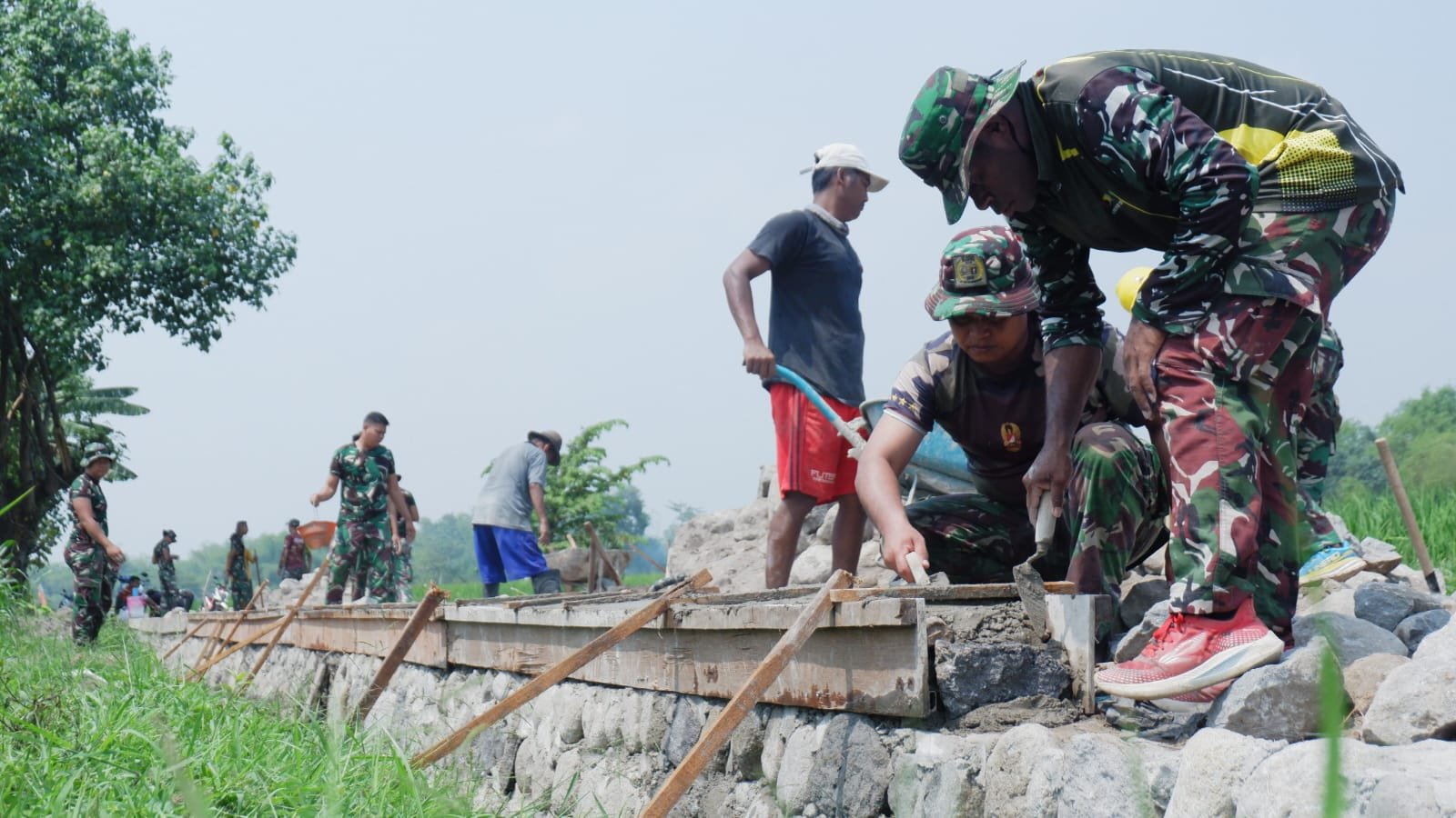 Gotong Royong di Terik Matahari, Satgas TMMD ke-126 Kodim 0815/Mojokerto Genjot Pembangunan TPT dan JUT Desa Sumbertanggul