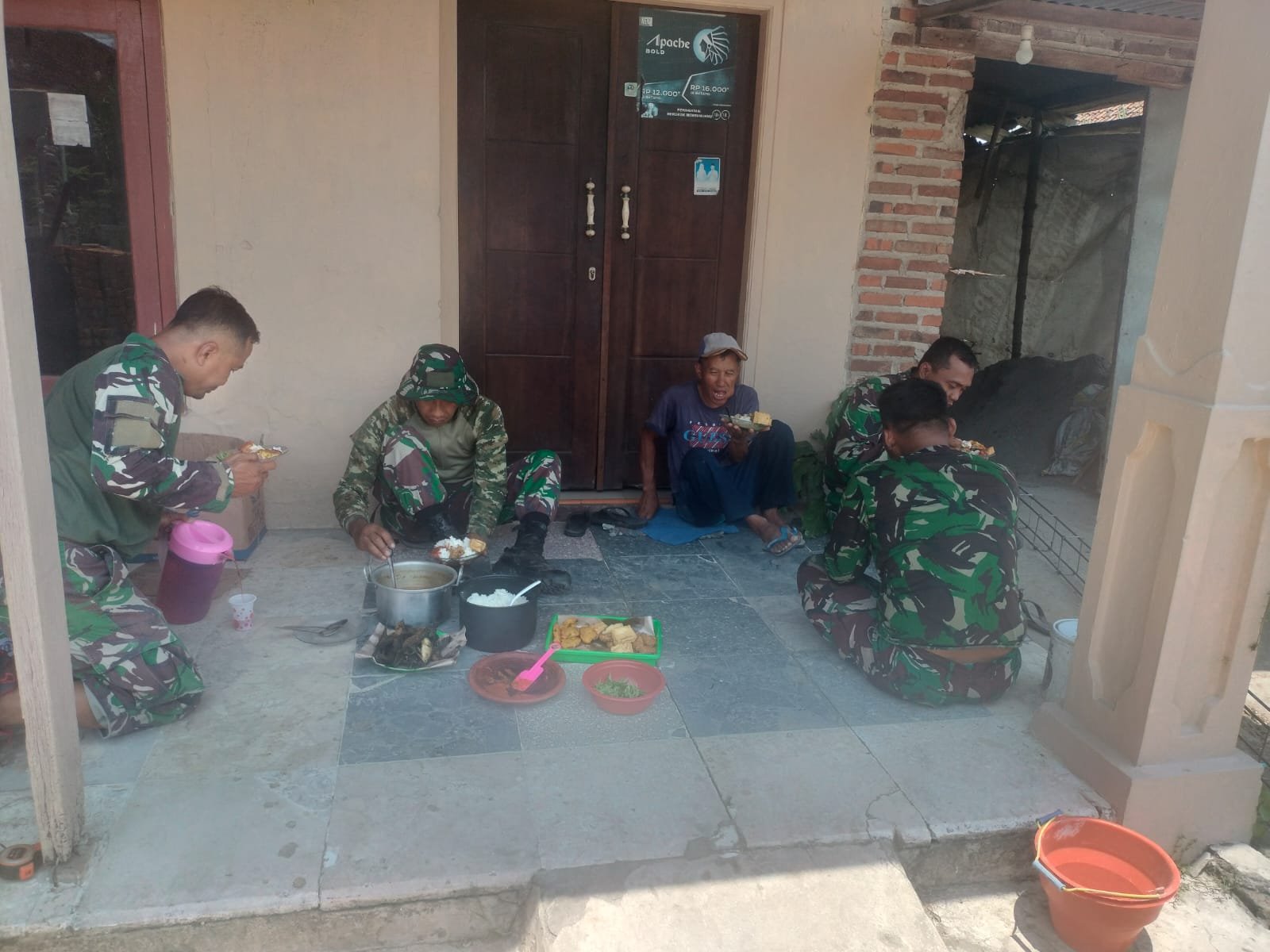 Kebersamaan di Tengah Tugas, Satgas TMMD ke-126 Kodim 0815/Mojokerto Santap Siang Bersama Warga Sumbertanggul