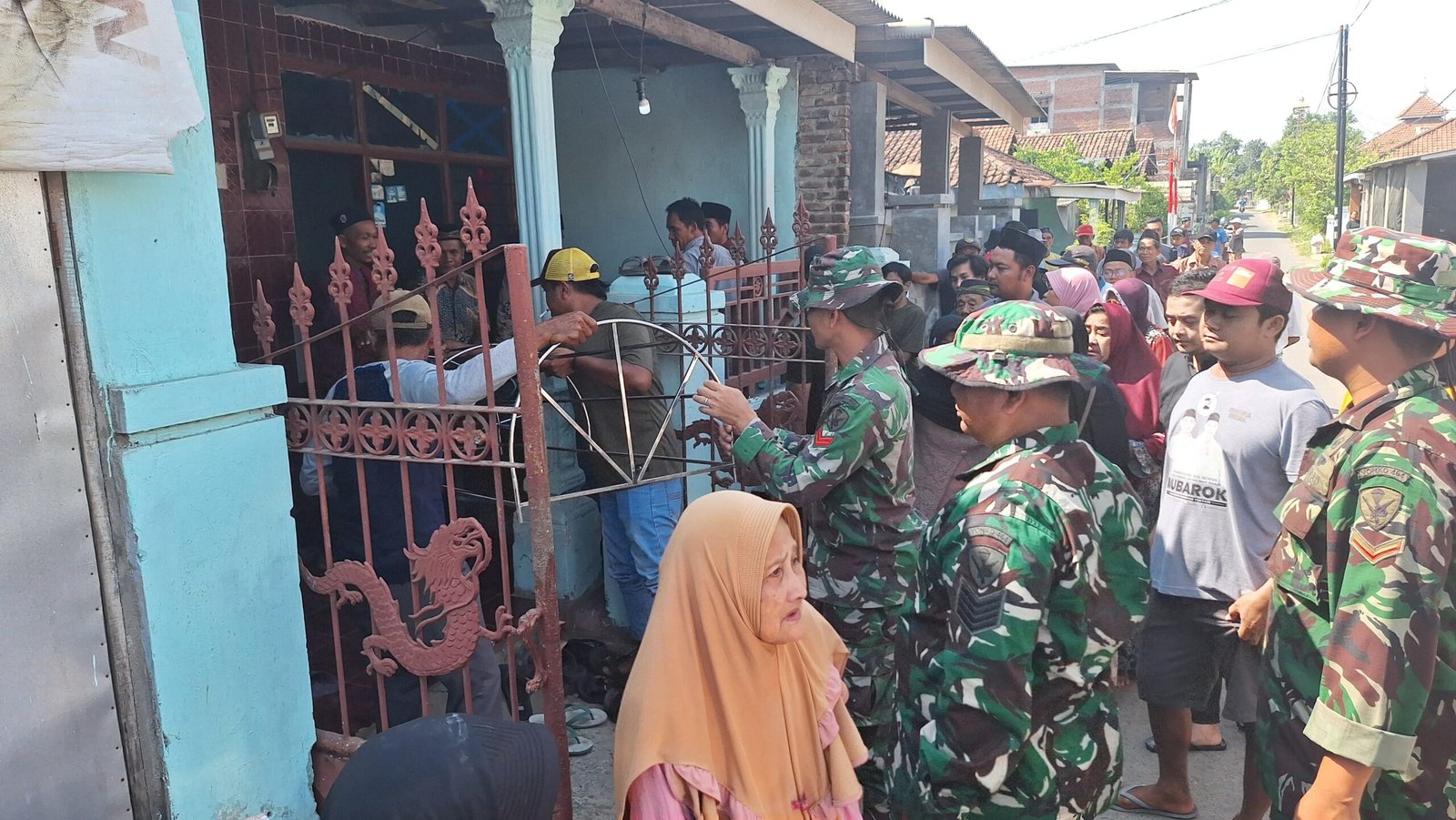 Wujud Kepedulian, Satgas TMMD 126 Kodim 0815/Mojokerto Hadiri Takziah Warga di Lokasi Kegiatan